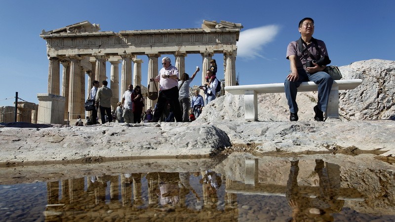 Grécko_turista pri akropole_štrajk_reformy